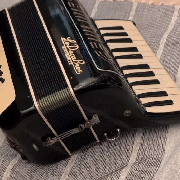 Black and White Portable Audio Device - Picture 3 of 7